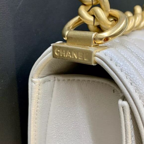 CHANEL Purse Medium Boy Chanel Chain Shoulder Bag Pearl White Quilted + Receipt - Picture 6 of 12